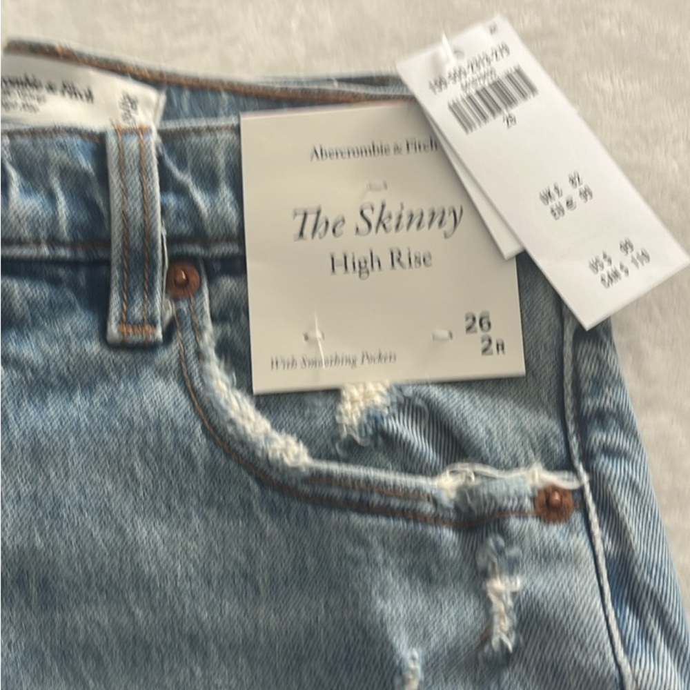 Abercrombie; brand new jeans. Size 26

Tags still on. Selling as they don’t fit